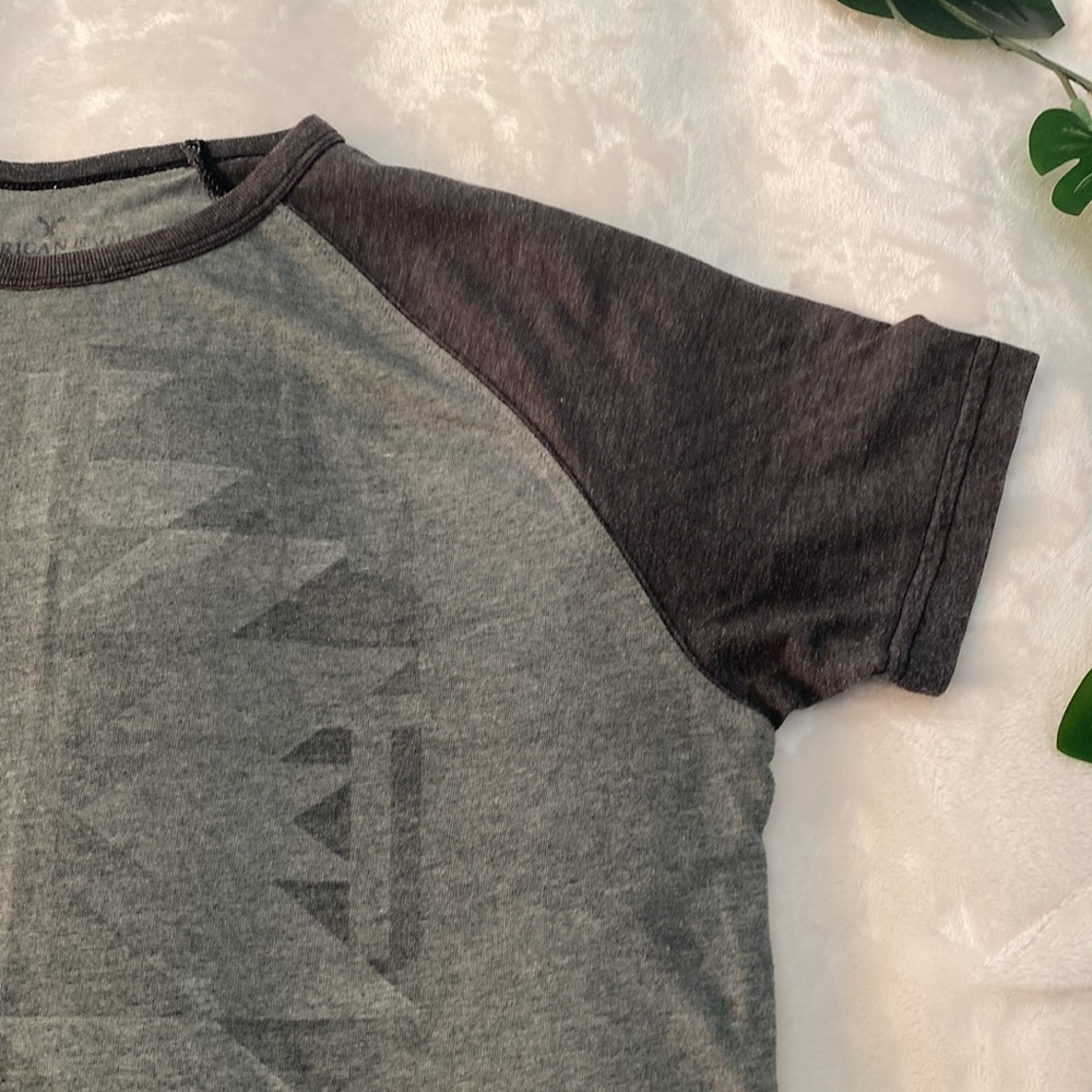 Geometric Pattern T-Shirt - Picture 4 of 6